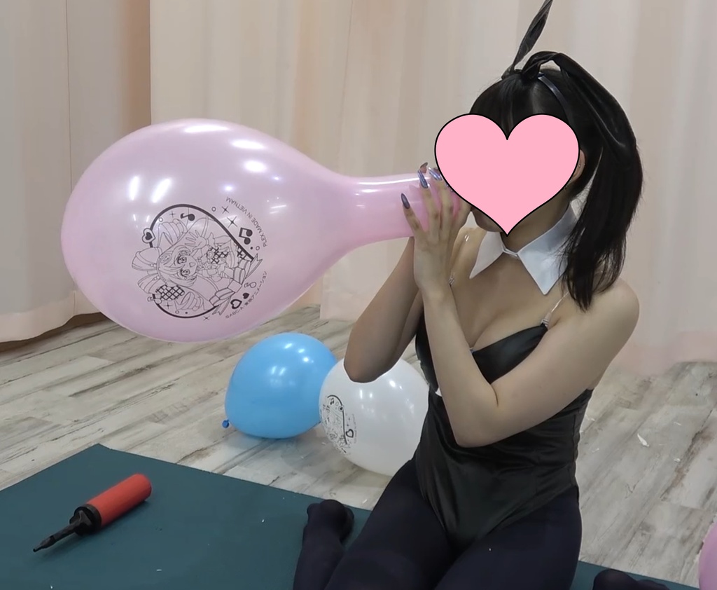 バニーガールの風船遊び