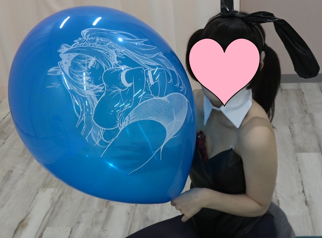 バニーガールの風船遊び