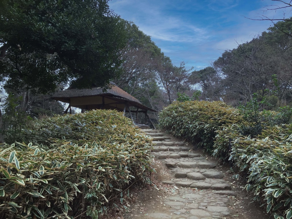 背景フリー素材【2】屋根あり休み処、庭園の門