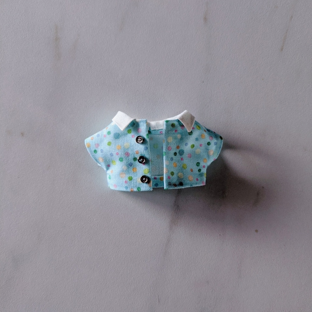 ちいさな襟のシャツ