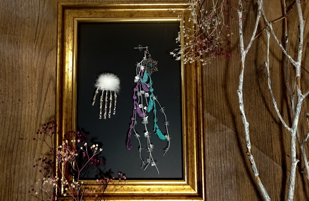 冬の手の耳飾り