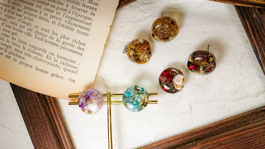 《物語》のラウンドピアス