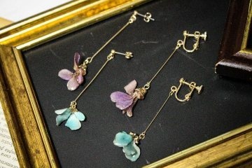 揺れる紫陽花と菫の耳飾り