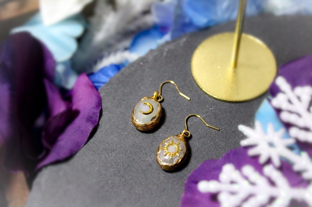 ホワイト×ゴールドの朝と夜ピアス