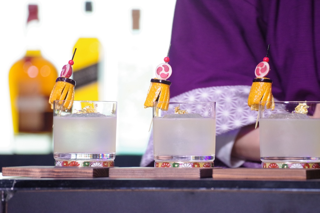 Bar Sekirei(鶺鴒)牡丹文字入り手捺染め日本手ぬぐい:カクテル「華纏」グランプリ記念 Bar Sekirei Japanese Hand-dyed Tenugui (Japanese hand towel): Cocktail Competition Grand Prix Award Commemorative Item