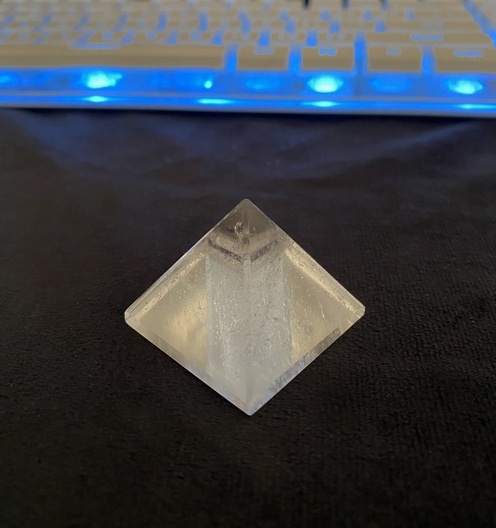 えりす愛用品✨クリスタルピラミッド(3cm)