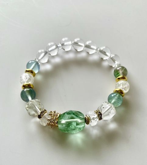 水晶とフローライト✨目覚めと癒しブレスレット✨