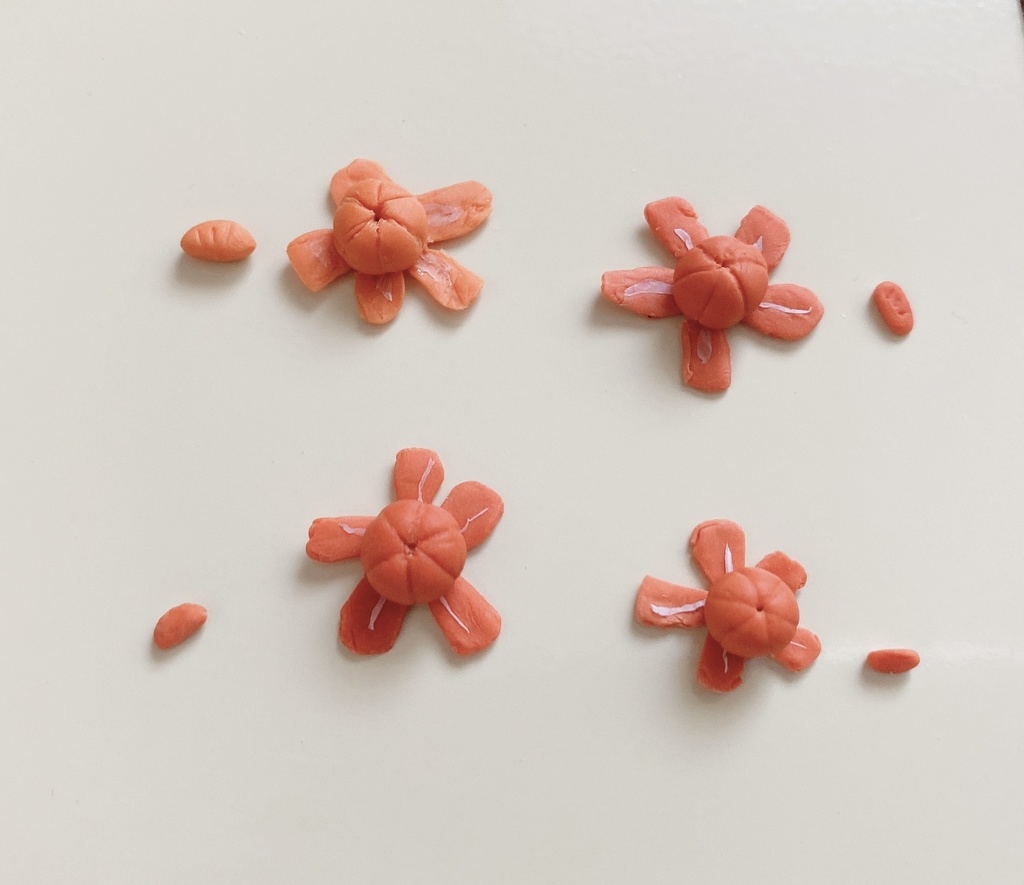 剥きかけのみかん+1粒