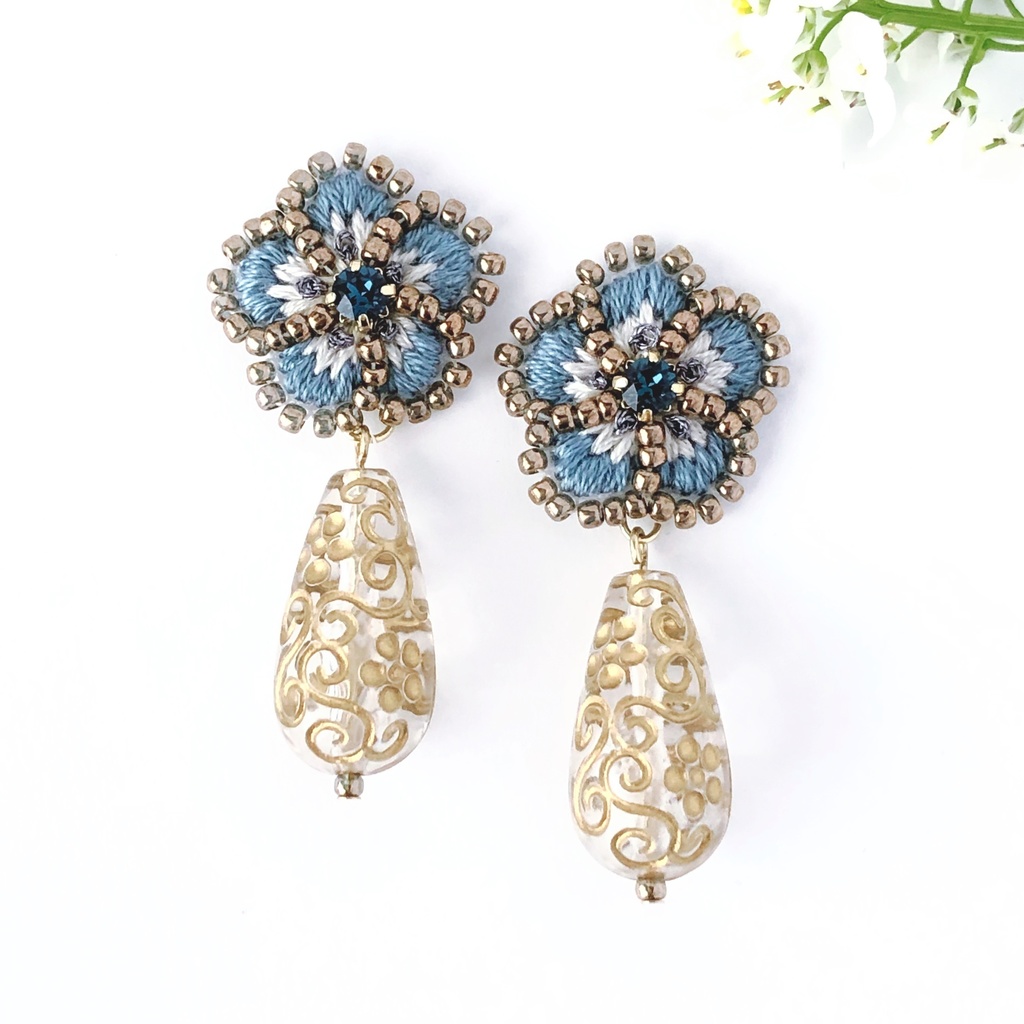 アンティークネモフィラとフラワードロップがゆらゆら揺れるイヤリング/ピアス