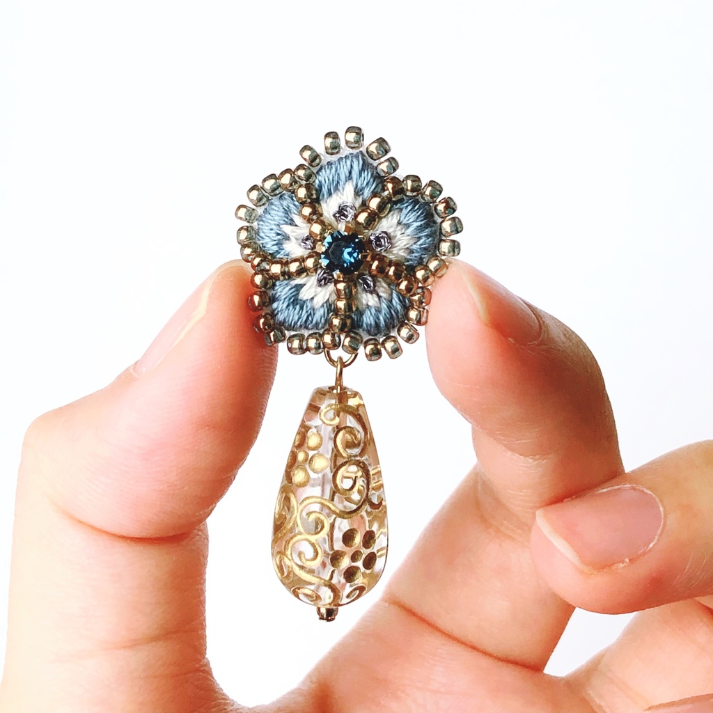 アンティークネモフィラとフラワードロップがゆらゆら揺れるイヤリング/ピアス