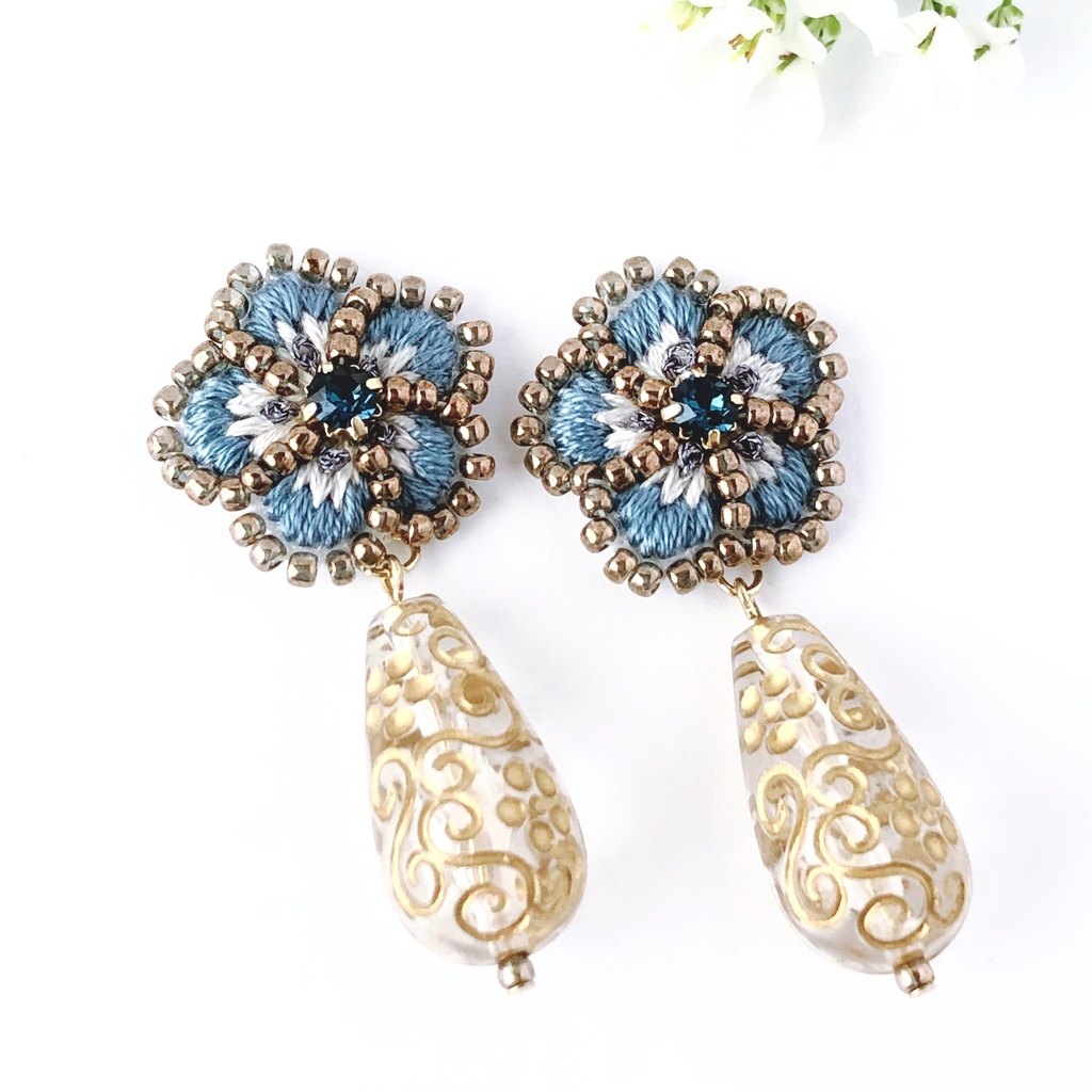 アンティークネモフィラとフラワードロップがゆらゆら揺れるイヤリング/ピアス