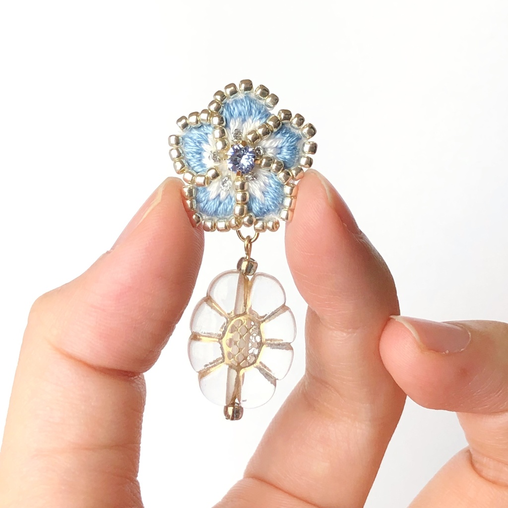 アンティークネモフィラとフラワードロップがゆらゆら揺れるイヤリング/ピアス