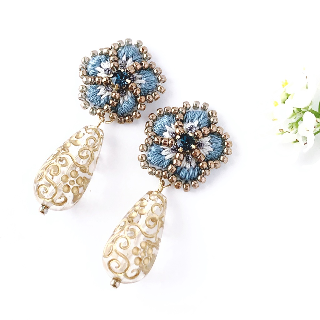 アンティークネモフィラとフラワードロップがゆらゆら揺れるイヤリング/ピアス