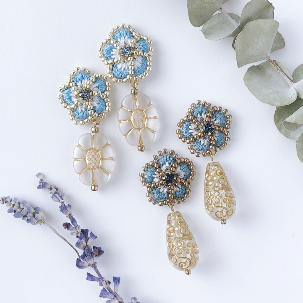 アンティークネモフィラとフラワードロップがゆらゆら揺れるイヤリング/ピアス