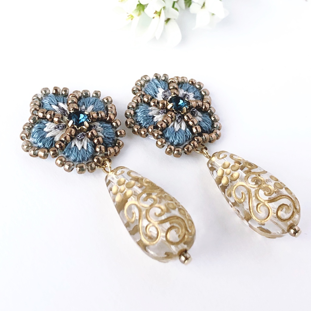 アンティークネモフィラとフラワードロップがゆらゆら揺れるイヤリング/ピアス