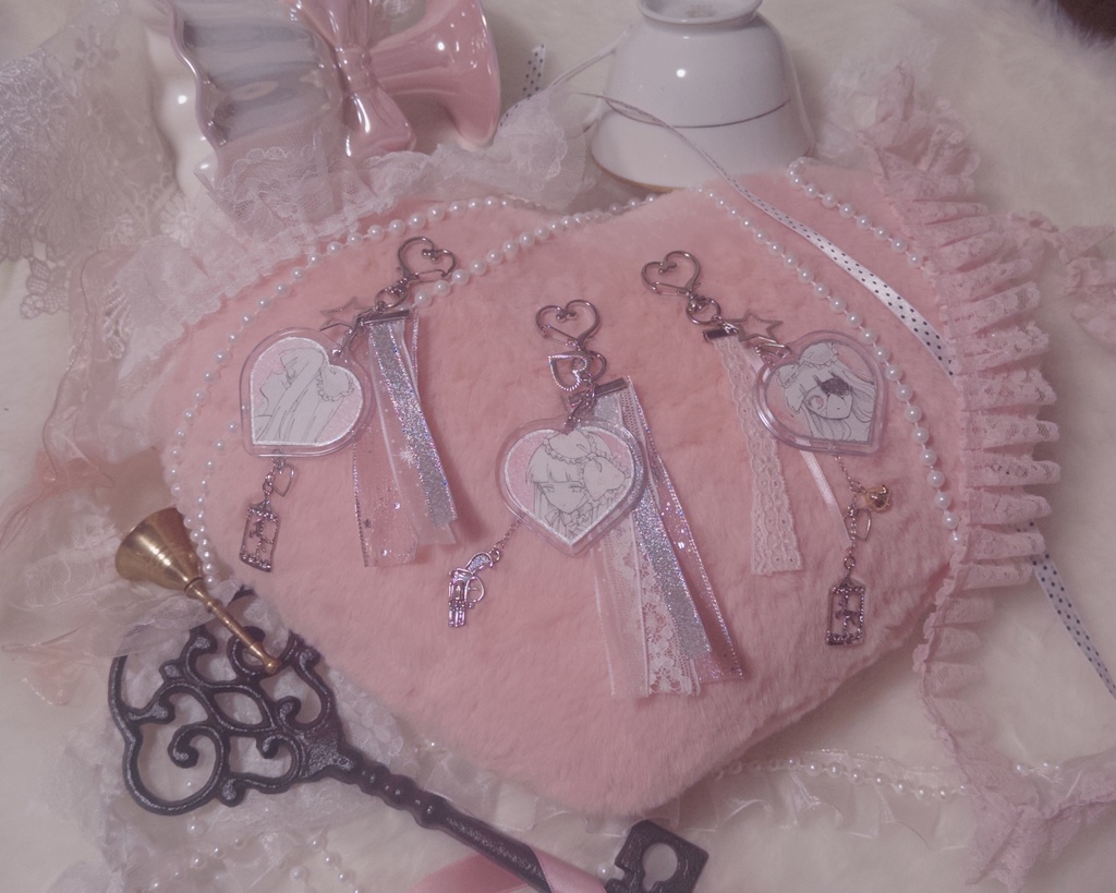 🐚🥛🍪🗝️ミニ原画キーホルダー A piece of a girl - Uterus&NaniRemi&Olivia
