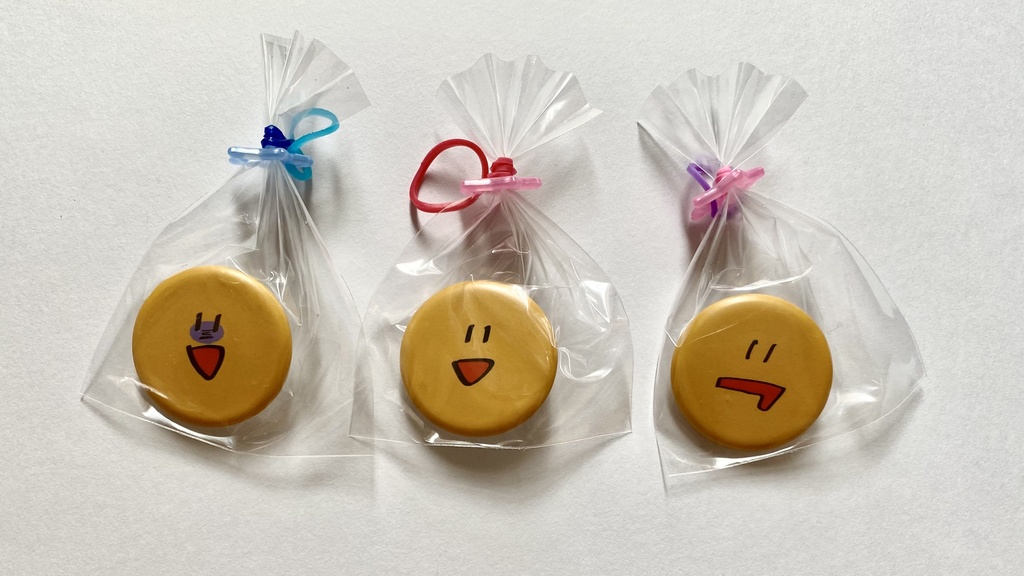 えびふらいの顔の缶バッジ