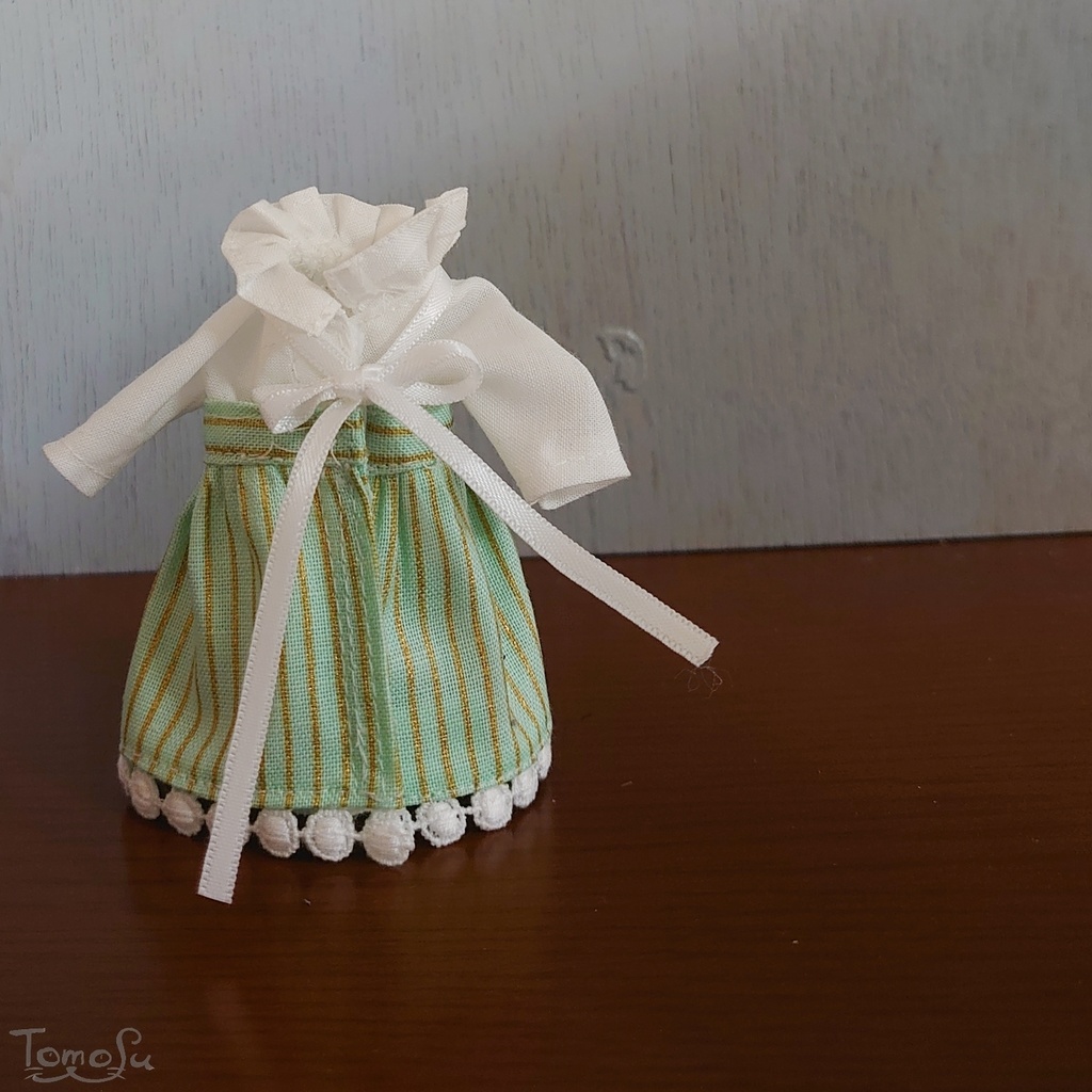 11cmサイズのいちごエプロンワンピとブラウスセット