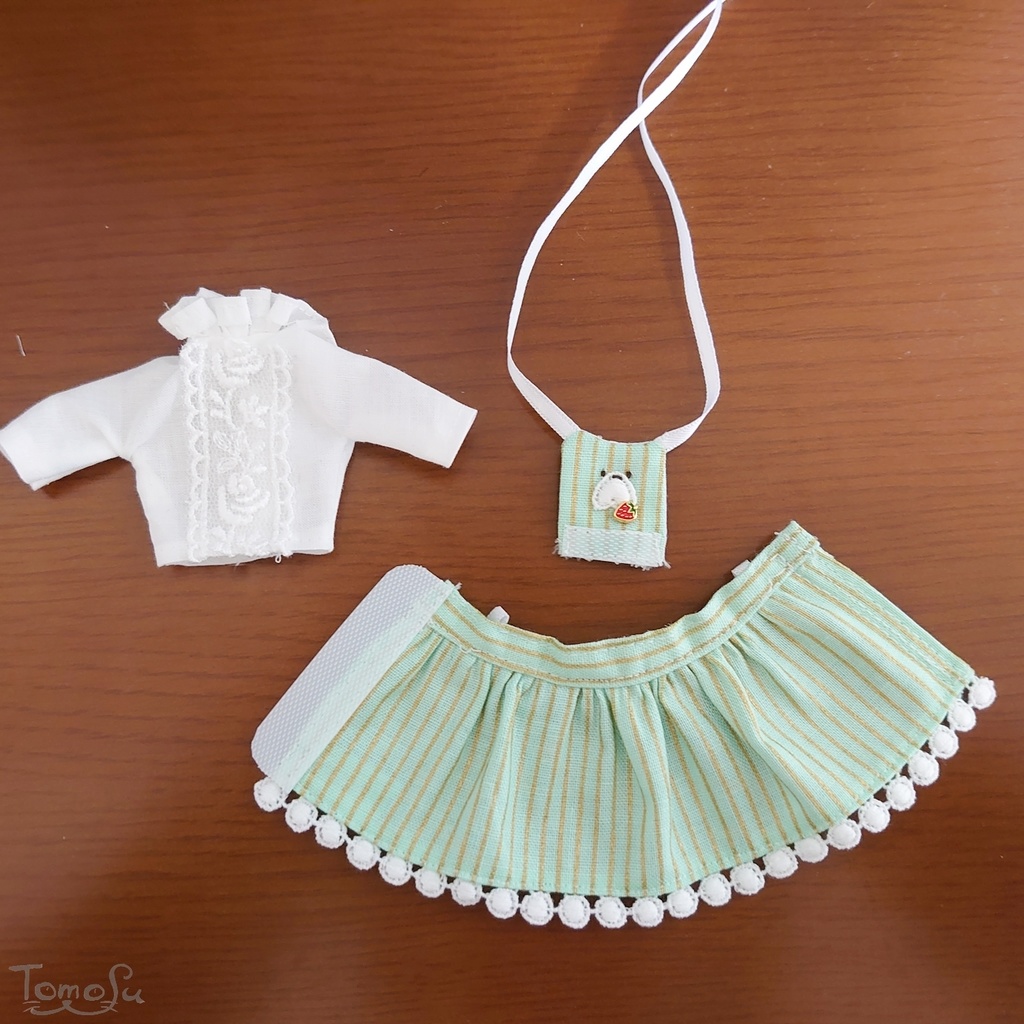 11cmサイズのいちごエプロンワンピとブラウスセット