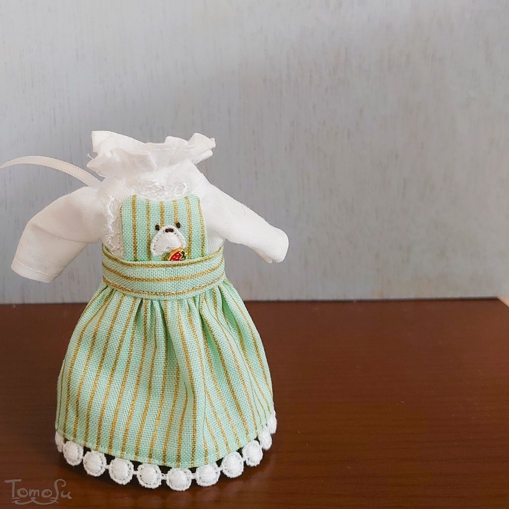 11cmサイズのいちごエプロンワンピとブラウスセット