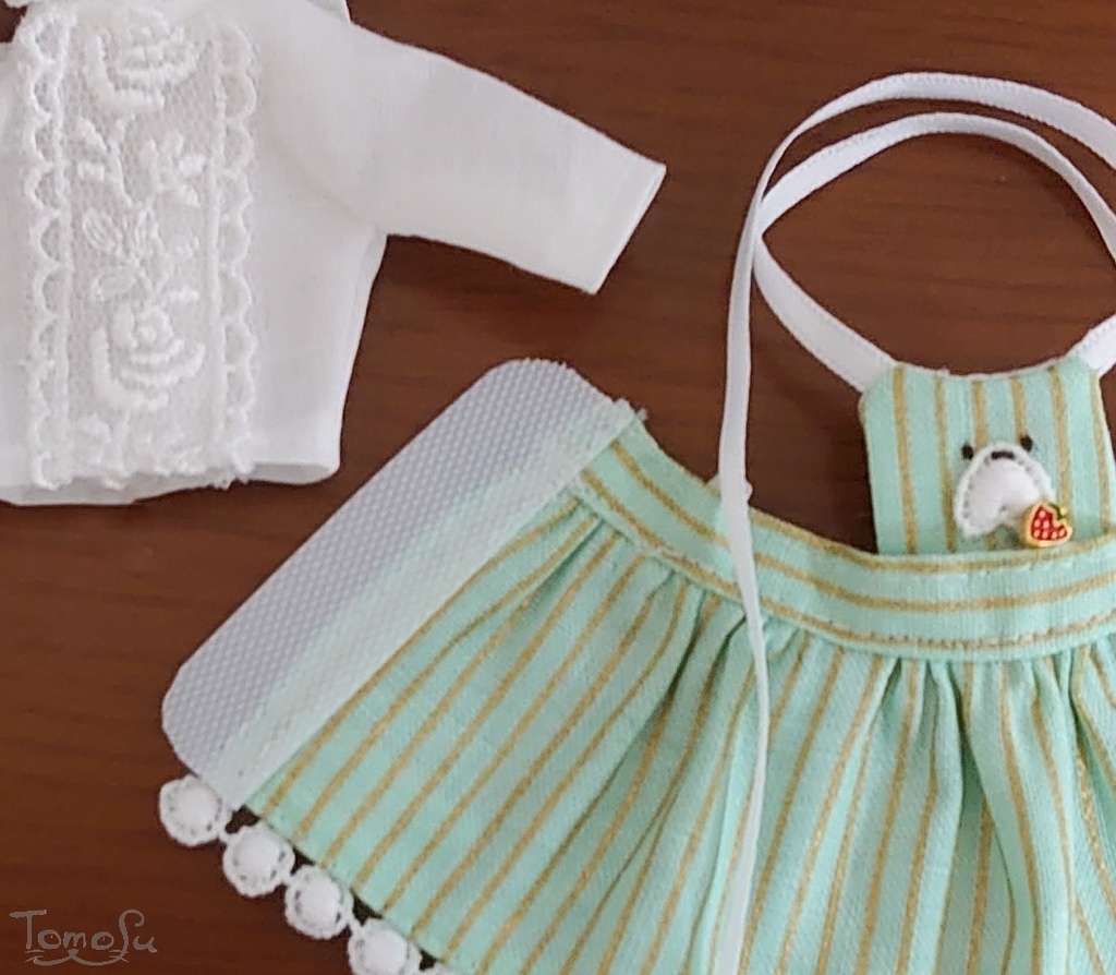 11cmサイズのいちごエプロンワンピとブラウスセット