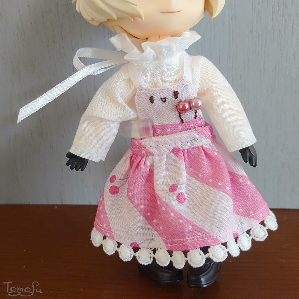 11cmサイズのいちごエプロンワンピとブラウスセット