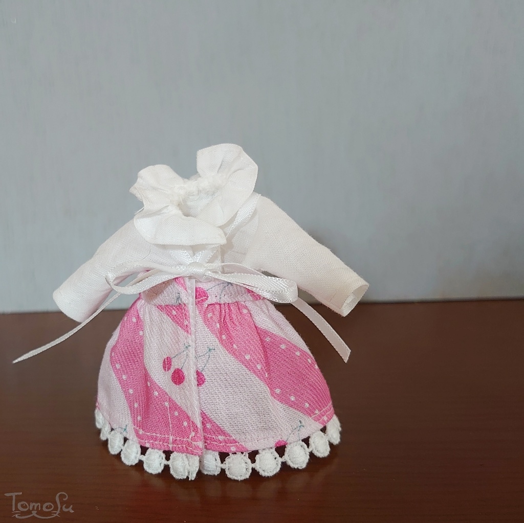 11cmサイズのさくらんぼエプロンワンピとブラウスセット