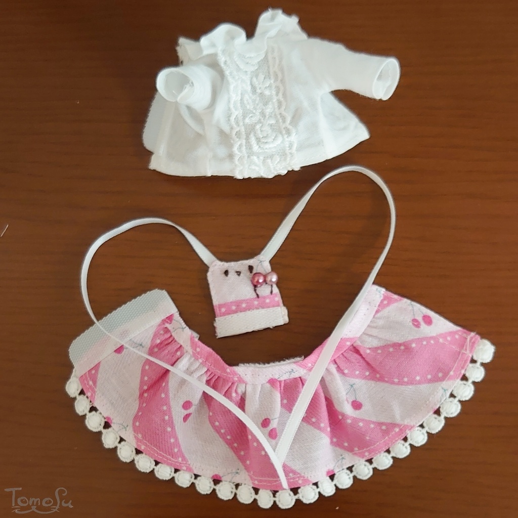 11cmサイズのさくらんぼエプロンワンピとブラウスセット