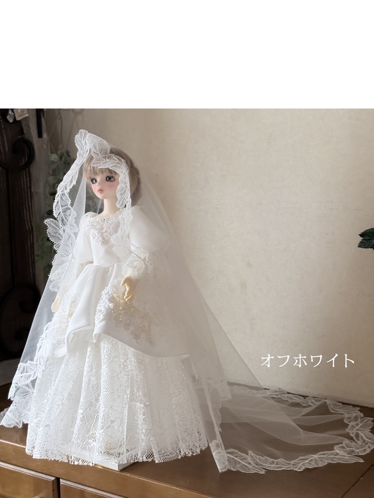 羽のようなレースのヴェール