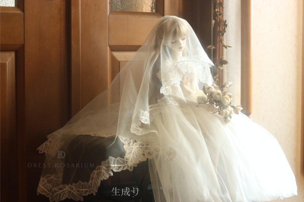 羽のようなレースのヴェール