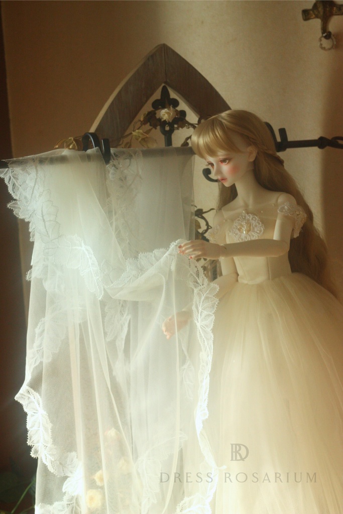 羽のようなレースのヴェール