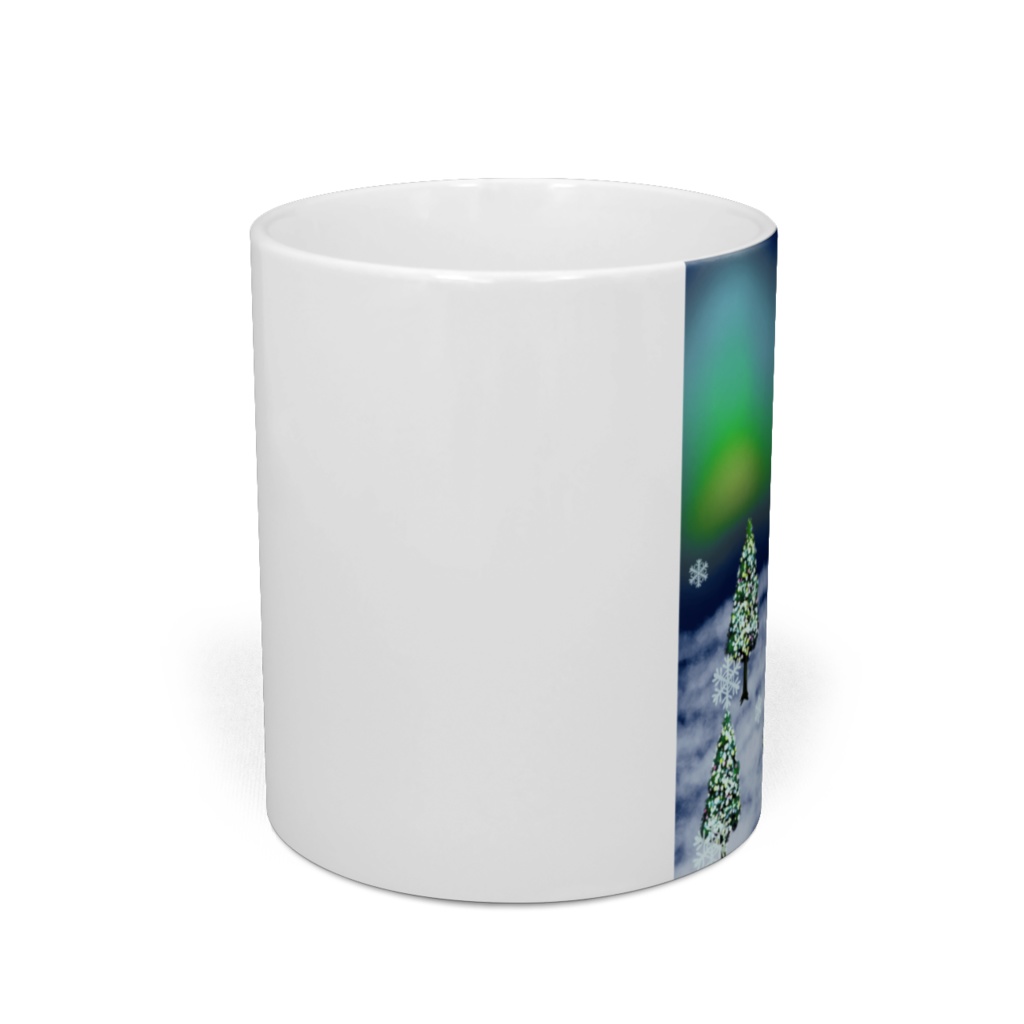 オーロラ輝く雪の夜空のイルミネーションツリー