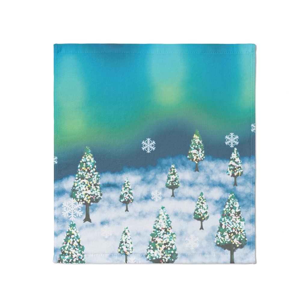 オーロラ輝く雪の夜空のイルミネーションツリー