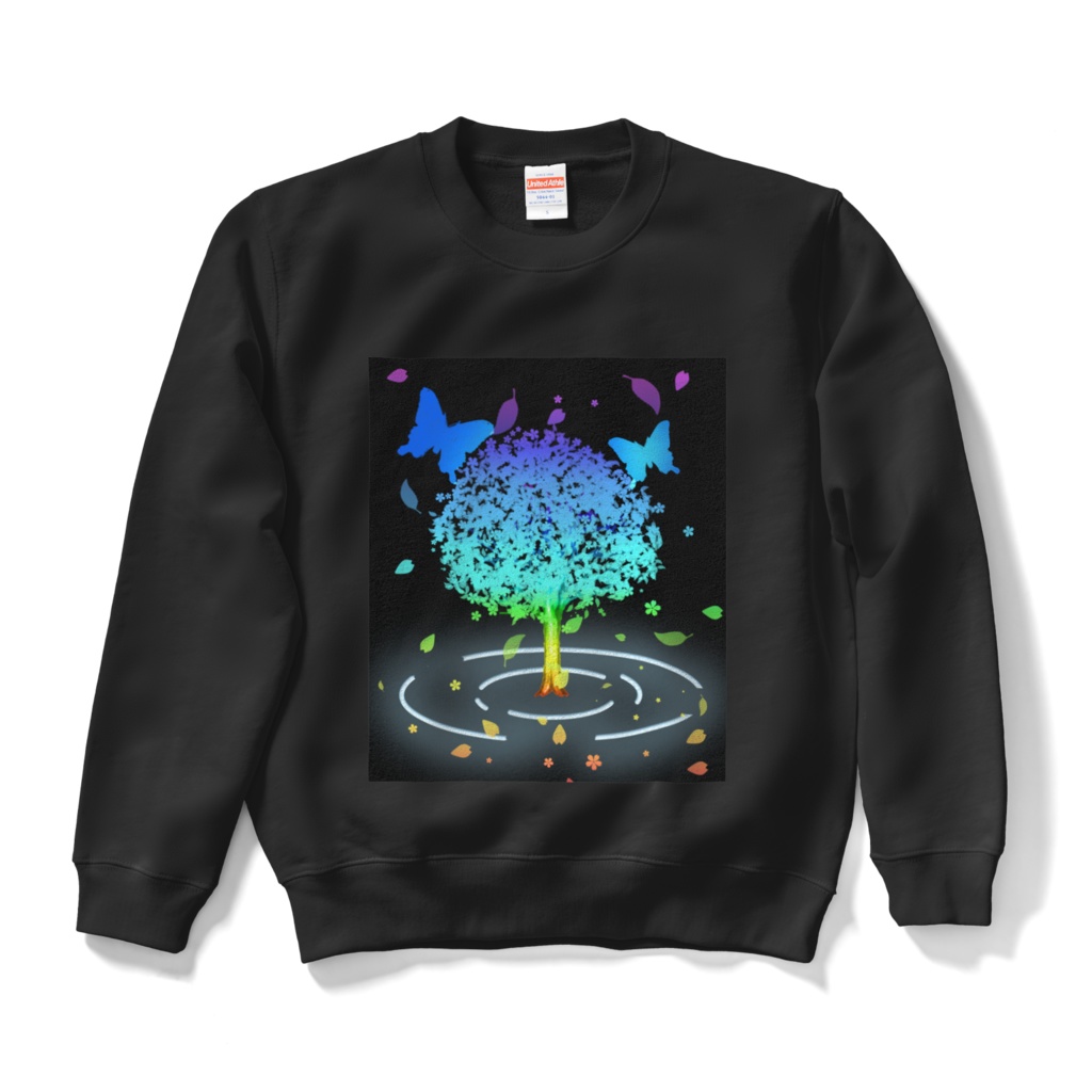 水面に立つ幻想的な木を飛ぶ蝶