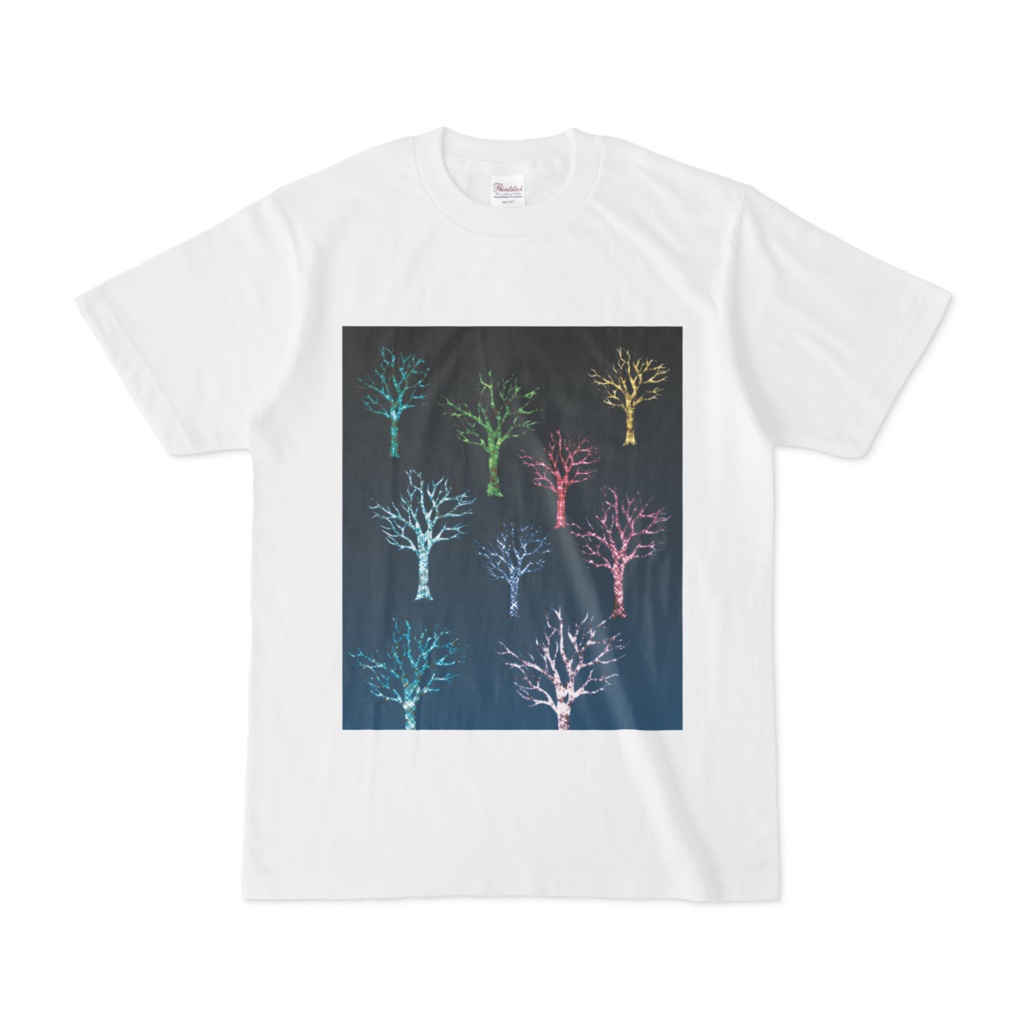 イルミネーション光る冬の枯れ木