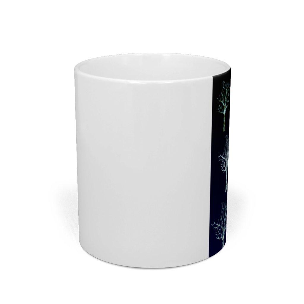 イルミネーション光る冬の枯れ木