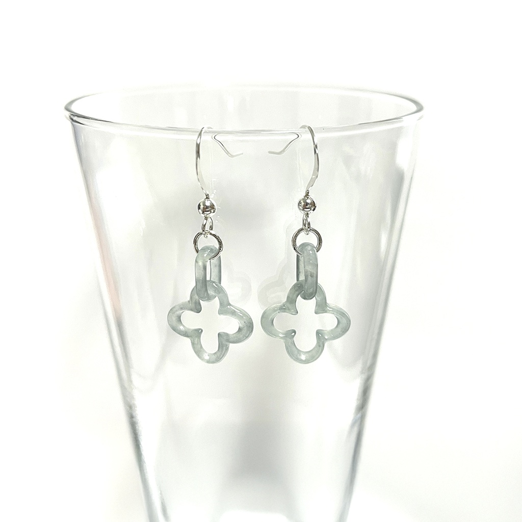 氷翡翠のピアス