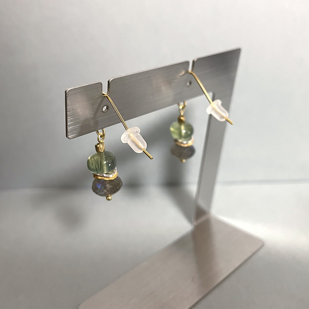 プレナイトとラブラドライトのピアス
