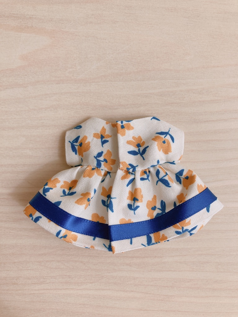 オレンジ花のワンピース