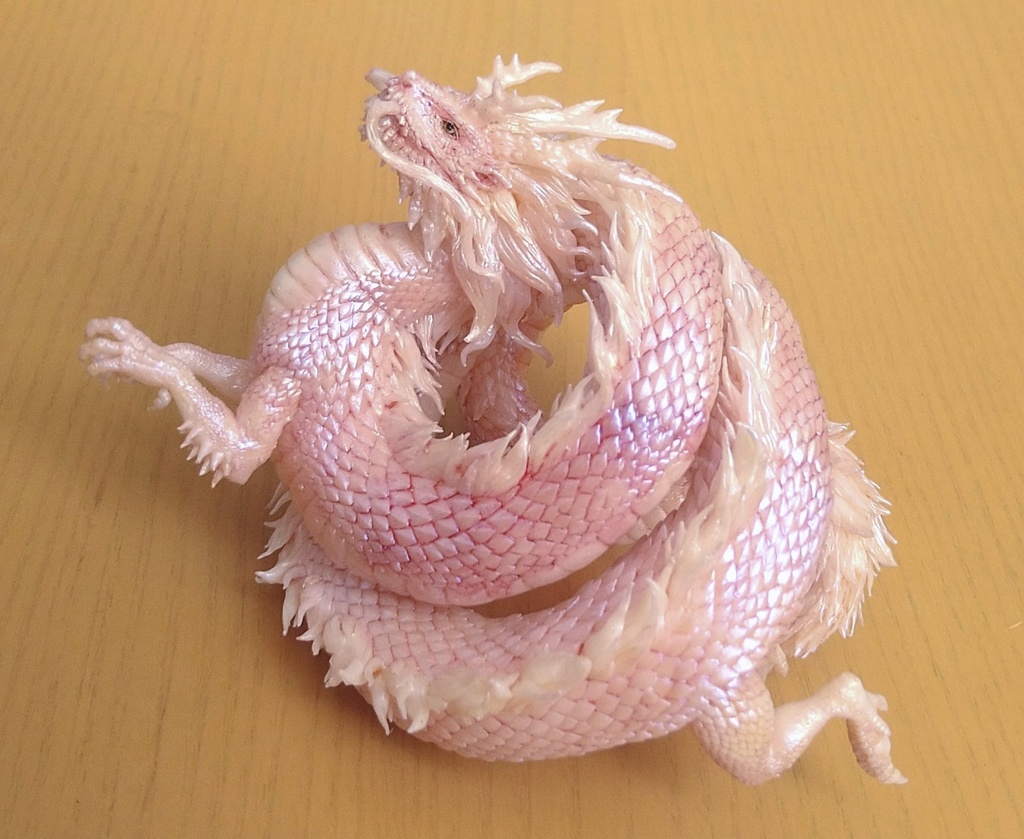 とぐろ巻きの白龍(桃色)