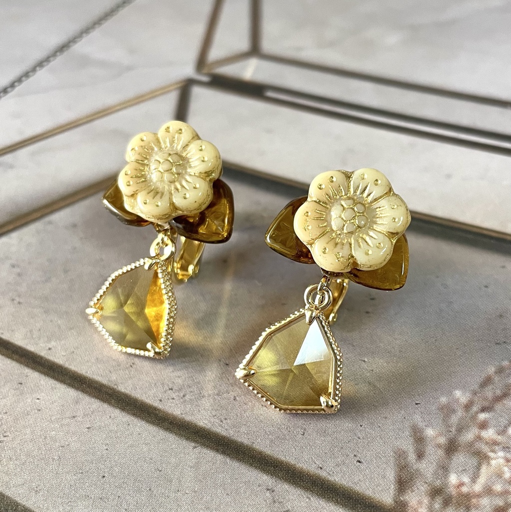 飴色の一輪挿しイヤリング