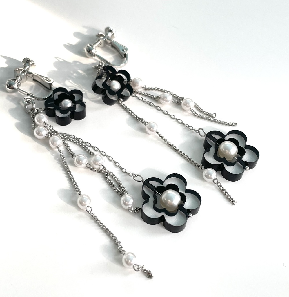 ブラックフラワー×パールチェーン　イヤリング/ピアス