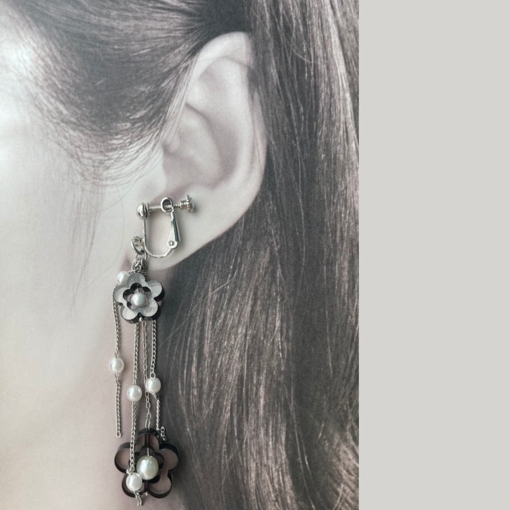 ブラックフラワー×パールチェーン イヤリング/ピアス