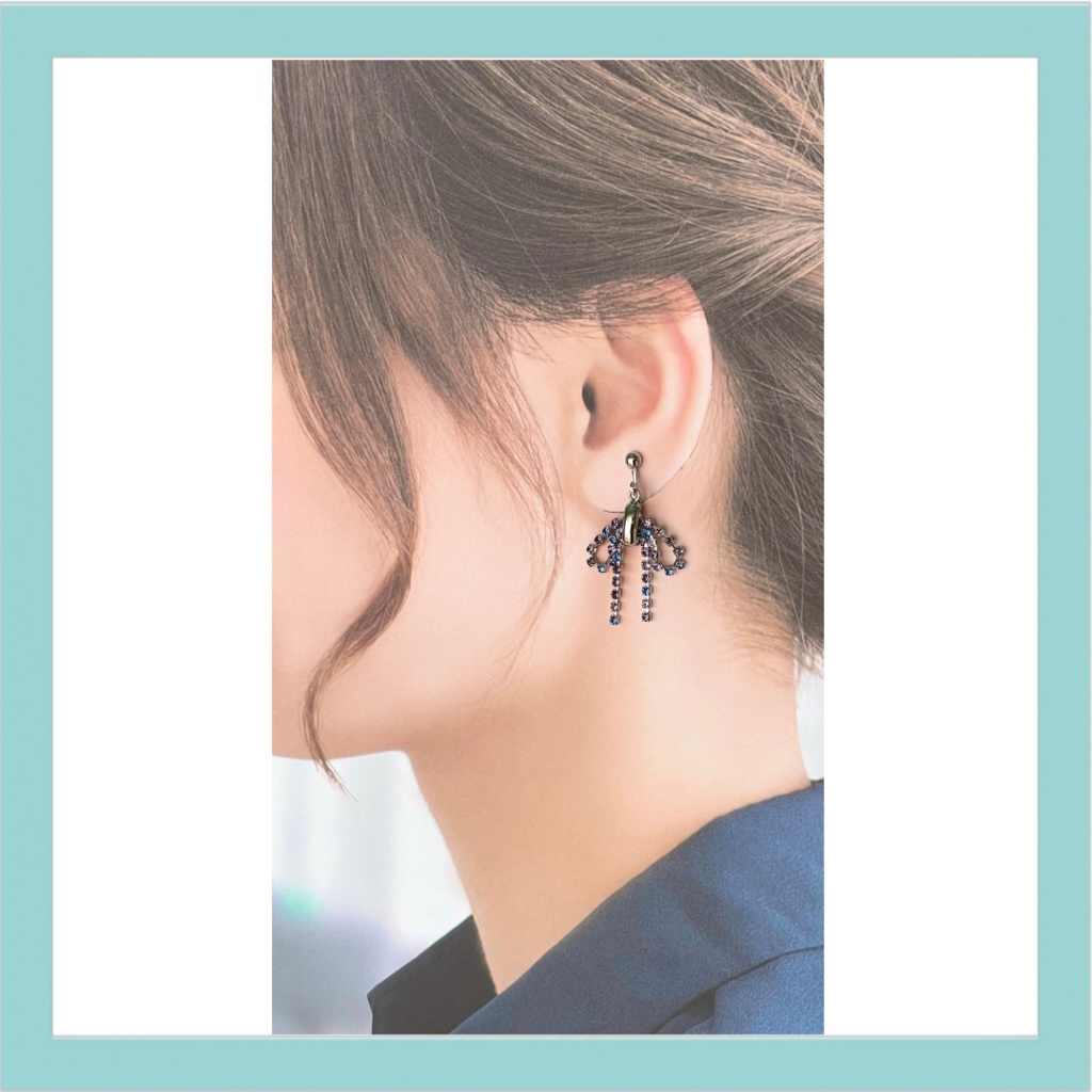 ブルーのラインストーンのリボン イヤリング/ピアス