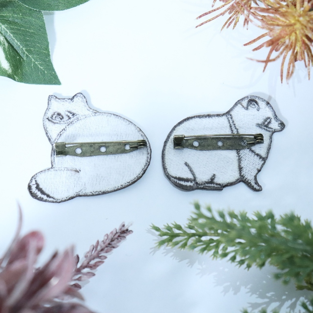 【3/8迄発送分】おすわり刺繡ブローチ