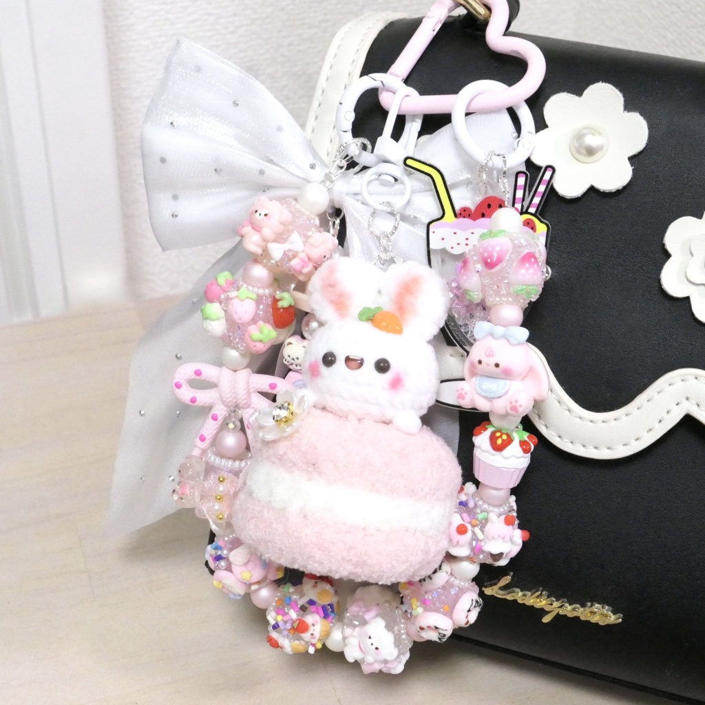 ふわふわマカロンストラップ🐰🤎🩷