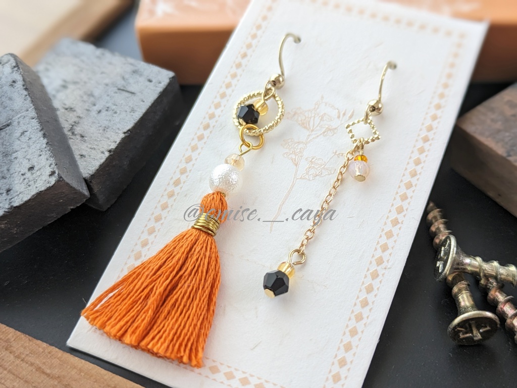 烏なカラーのアシメピアス