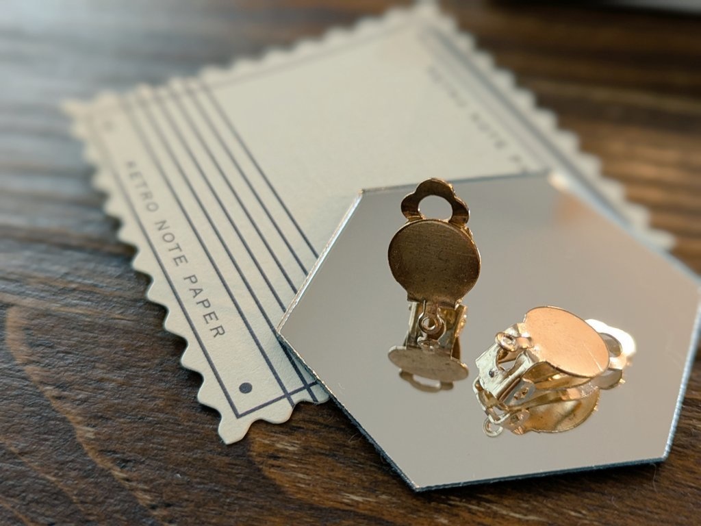 六角形リースのアシメ耳飾り