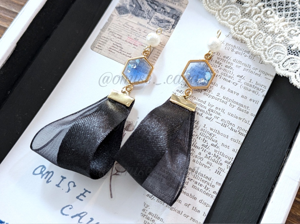 青い六角形×黒リボンタッセルの耳飾り