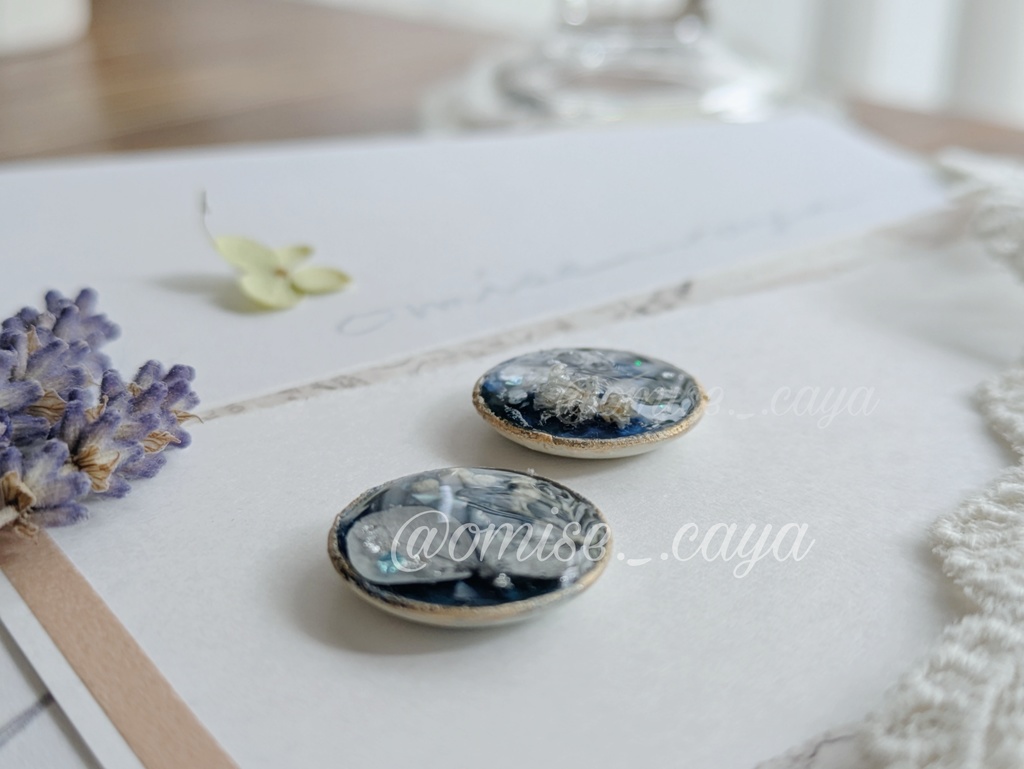 深い青とドライフラワーの耳かざり